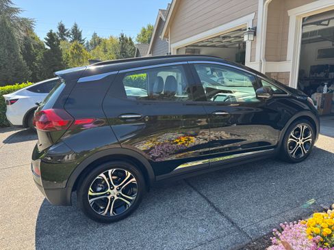 Used 2018 Chevrolet Bolt Premier w/ Driver Confidence II Package FWD image 4