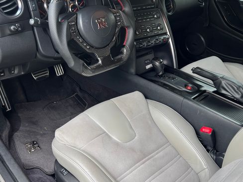 Used 2012 Nissan GT-R Premium image 2