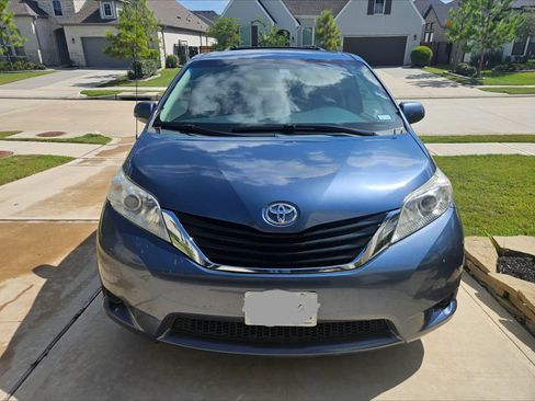 Used 2014 Toyota Sienna LE FWD image 2