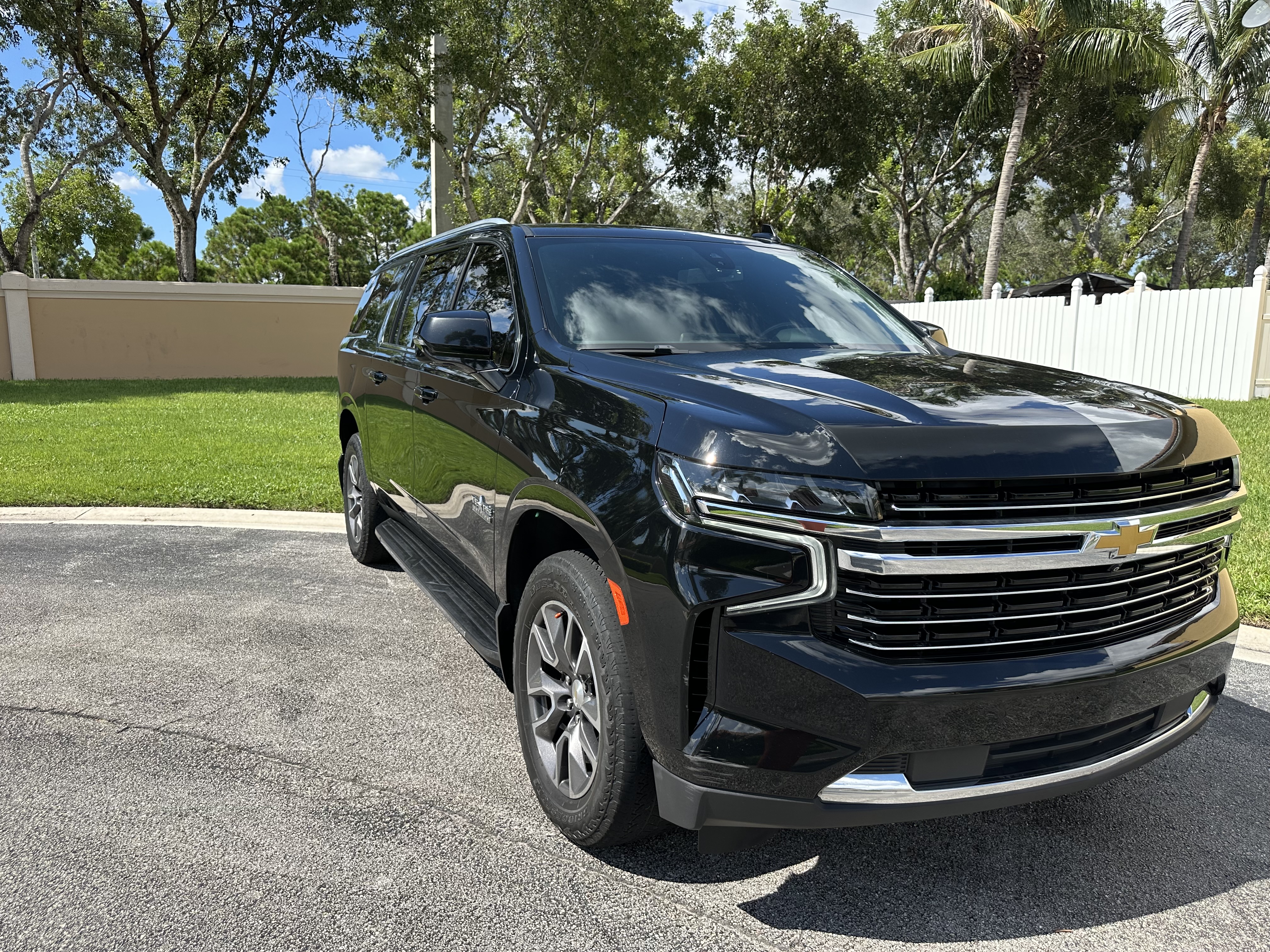 Used 2022 Chevrolet Suburban LT w/ LT Signature Package AWD/4WD image 2