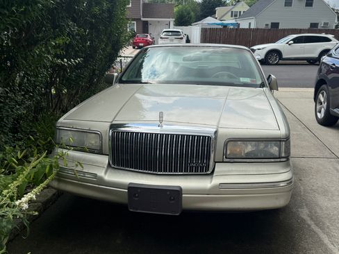 Used 1997 Lincoln Town Car Executive image 2