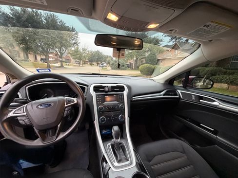 Used 2015 Ford Fusion SE image 10