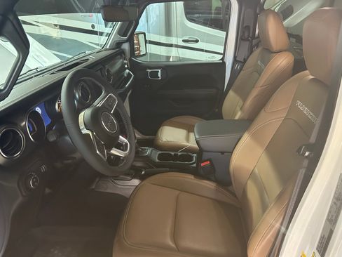 Used 2023 Jeep Gladiator Rubicon AWD/4WD image 9