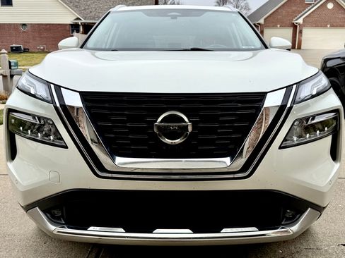 Used 2021 Nissan Rogue Platinum image 2