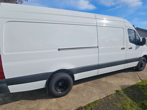 Used 2021 Mercedes-Benz Sprinter 3500 image 2