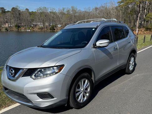 Used 2016 Nissan Rogue SV image 1