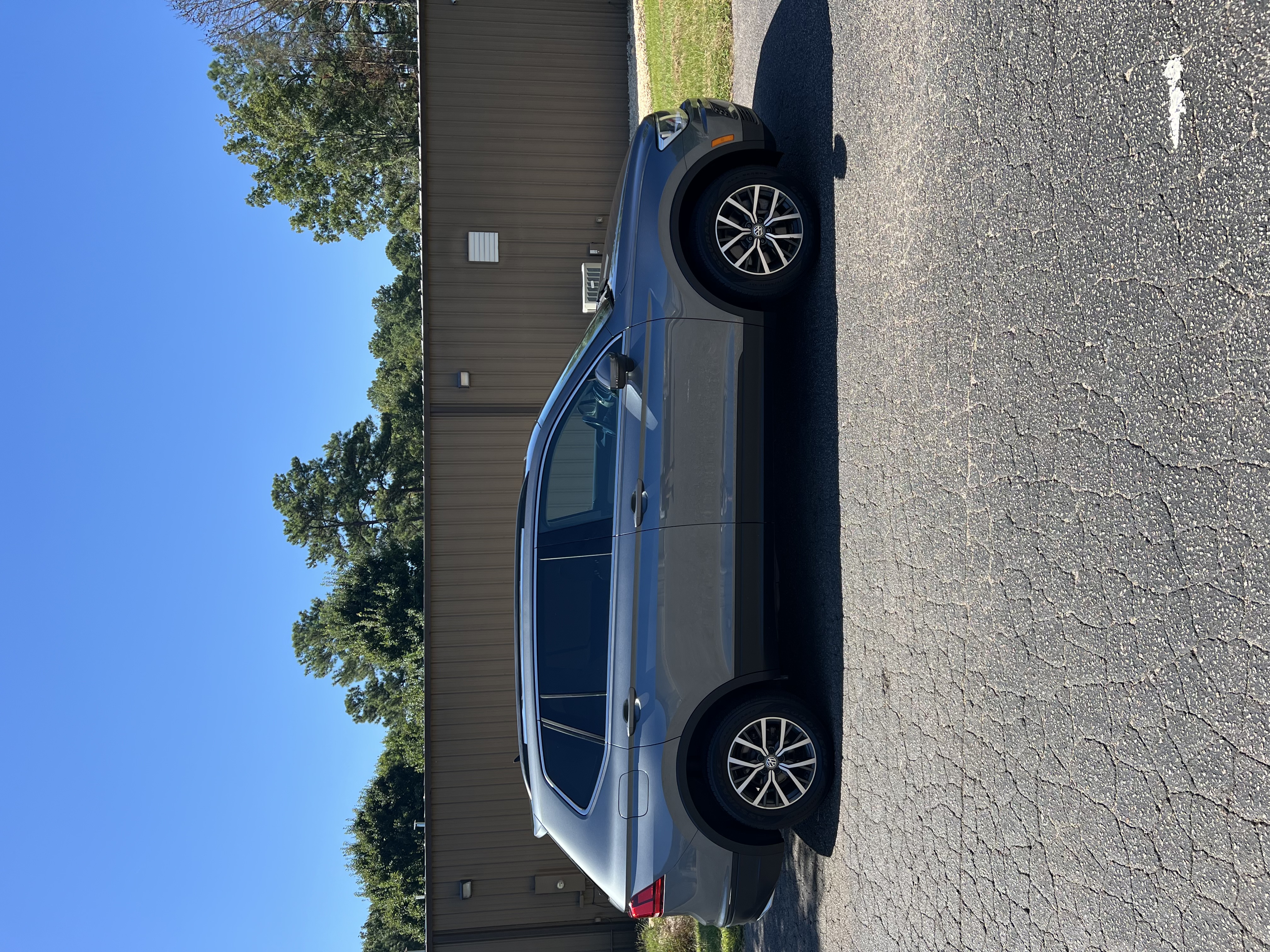 Used 2019 Volkswagen Tiguan SE w/ Panoramic Sunroof Package FWD image 1
