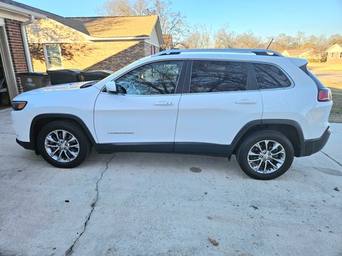 Used 2019 Jeep Cherokee Latitude Plus w/ Comfort/Convenience Group image 2