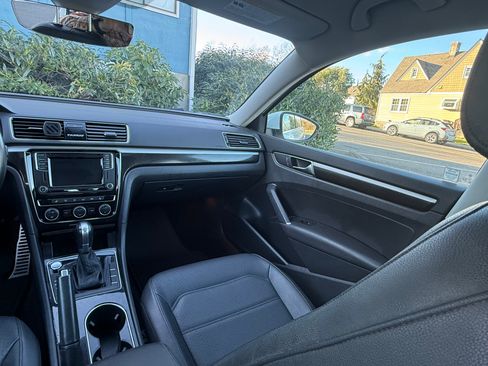 Used 2019 Volkswagen Passat 2.0T SE R-Line image 10