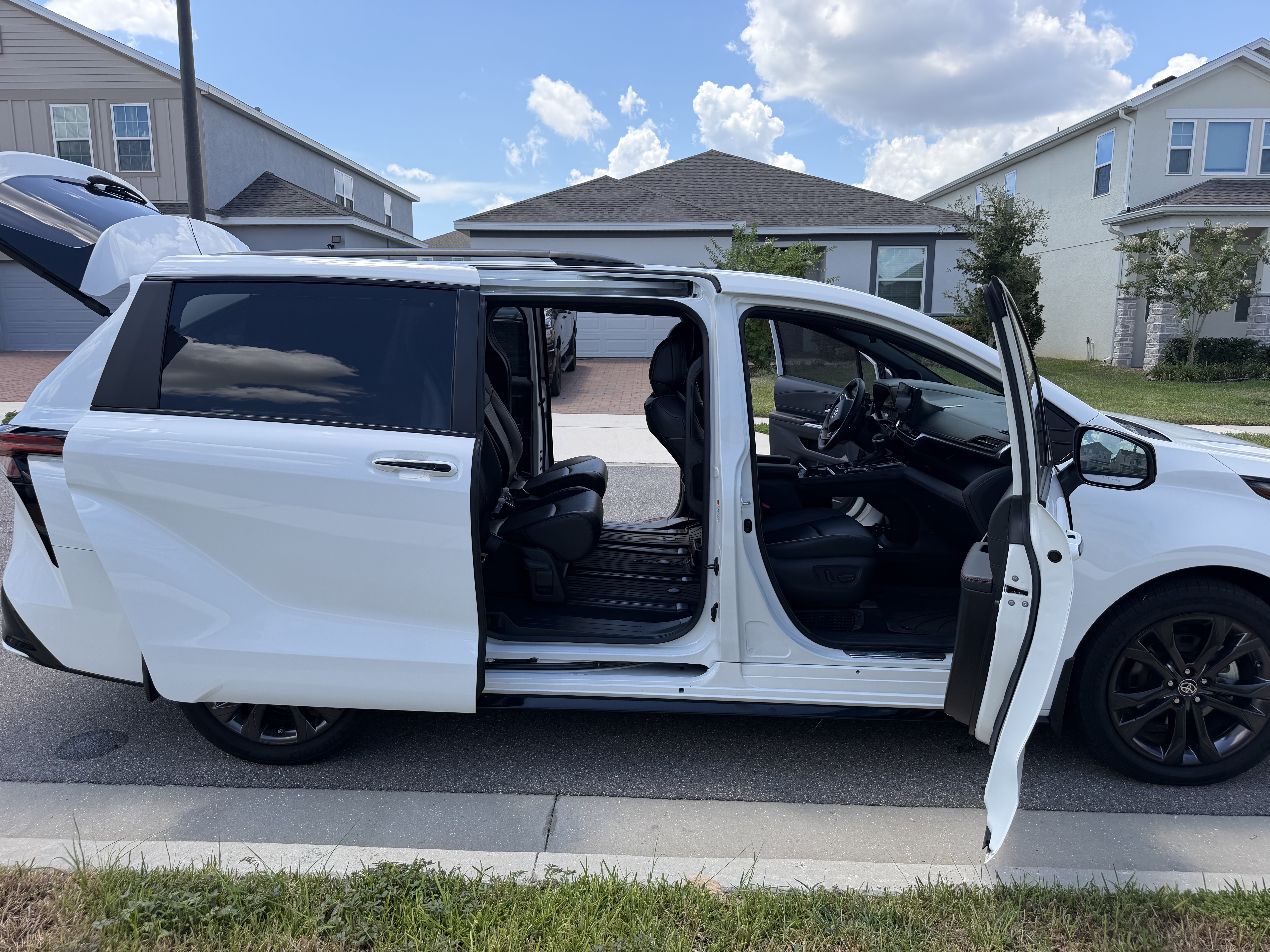 Used 2025 Toyota Sienna XSE w/ XSE Plus Package FWD image 12