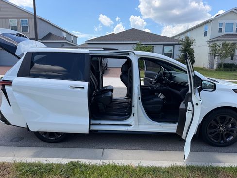 Used 2025 Toyota Sienna XSE w/ XSE Plus Package FWD image 18