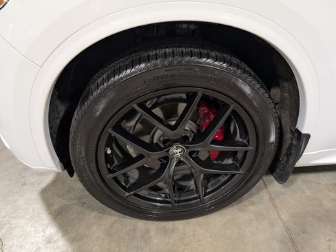 Used 2021 Alfa Romeo Stelvio Ti w/ Premium Package image 17