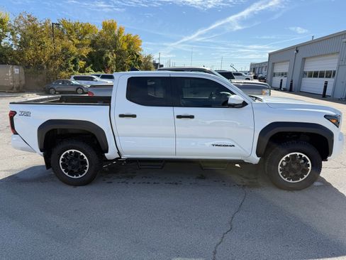 Used 2024 Toyota Tacoma TRD Off-Road image 5