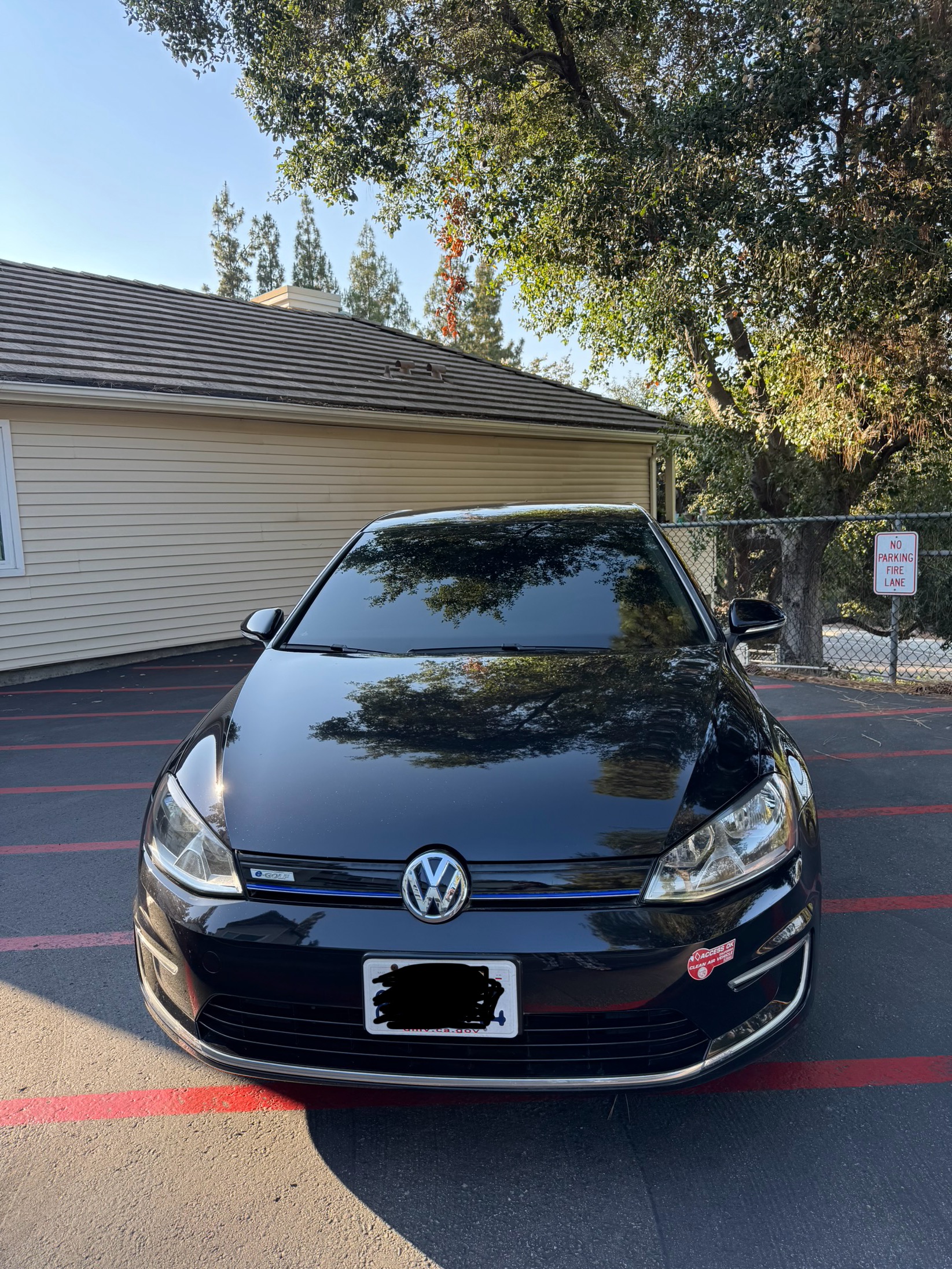 Used 2016 Volkswagen e-Golf SE w/ DC Fast Charging Package FWD image 1