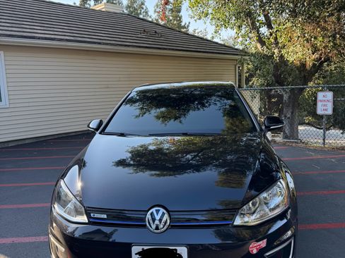Used 2016 Volkswagen e-Golf SE w/ DC Fast Charging Package image 1