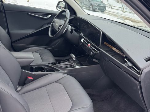 Used 2023 Kia Niro EX image 6