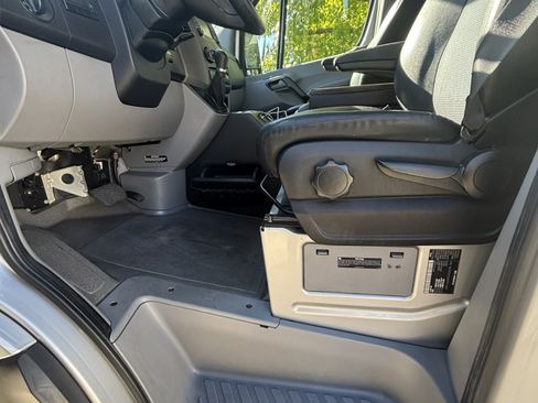 Used 2017 Mercedes-Benz Sprinter 2500 image 4