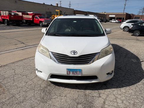 Used 2011 Toyota Sienna XLE w/ Entertainment Pkg FWD image 11