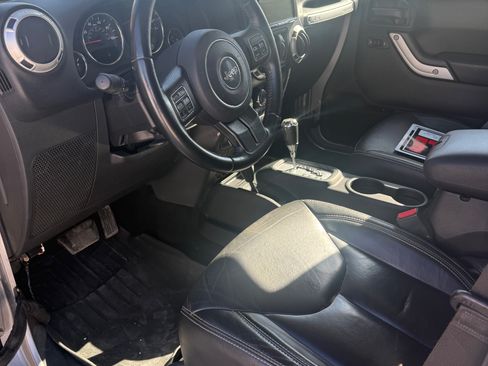 Used 2017 Jeep Wrangler Unlimited Sahara w/ Connectivity Group AWD/4WD image 8