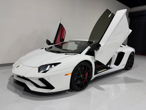 Used 2018 Lamborghini Aventador S image 1