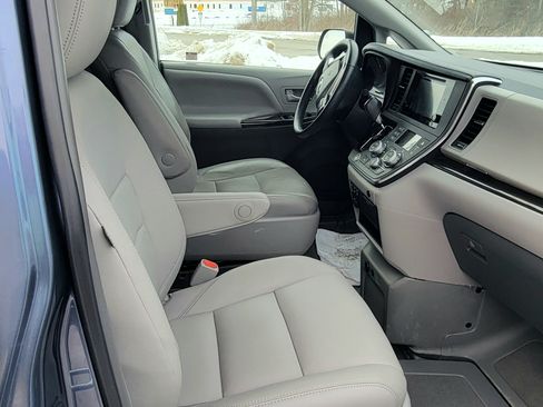 Used 2015 Toyota Sienna XLE image 12
