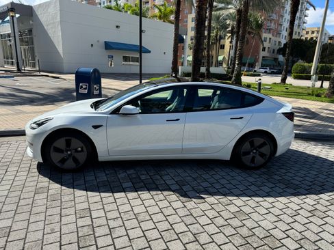 Used 2023 Tesla Model 3 Standard Range image 2
