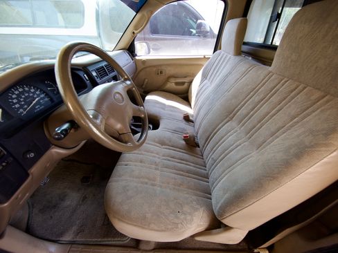 Used 2001 Toyota Tacoma 2WD Regular Cab w/ Enhancement Pkg image 6