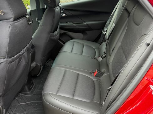 Used 2023 Chevrolet Bolt LT w/ Infotainment Package FWD image 9