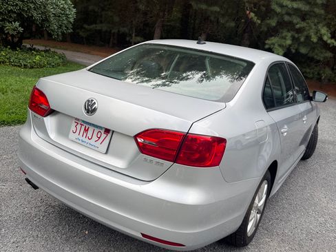 Used 2011 Volkswagen Jetta SE FWD image 6