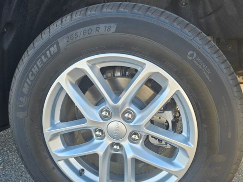 Used 2024 Jeep Grand Cherokee Laredo X w/ Luxury Tech Group I image 21