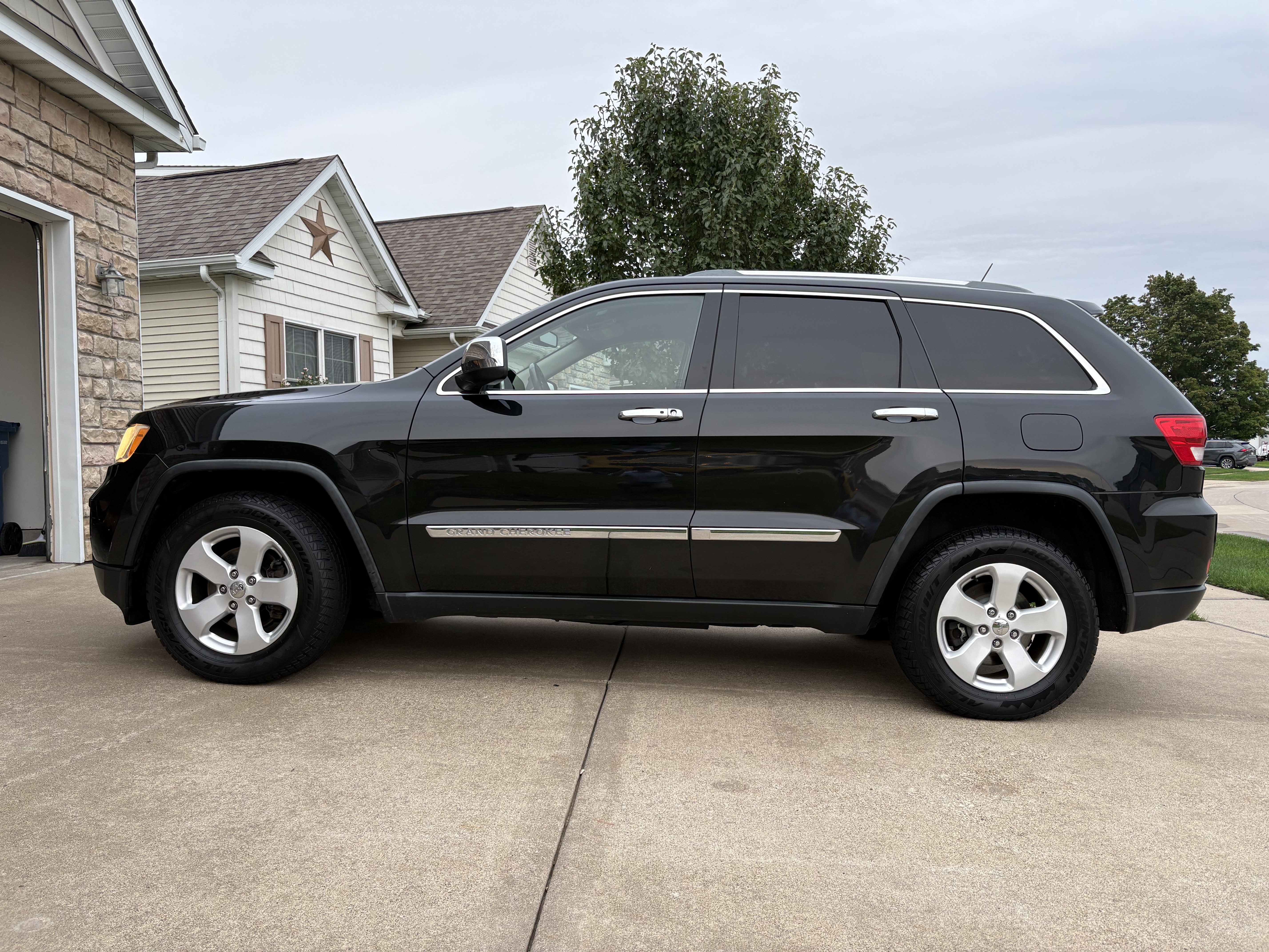 Used 2012 Jeep Grand Cherokee Laredo AWD/4WD image 9