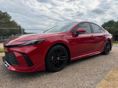 Used 2025 Toyota Camry SE FWD image 4