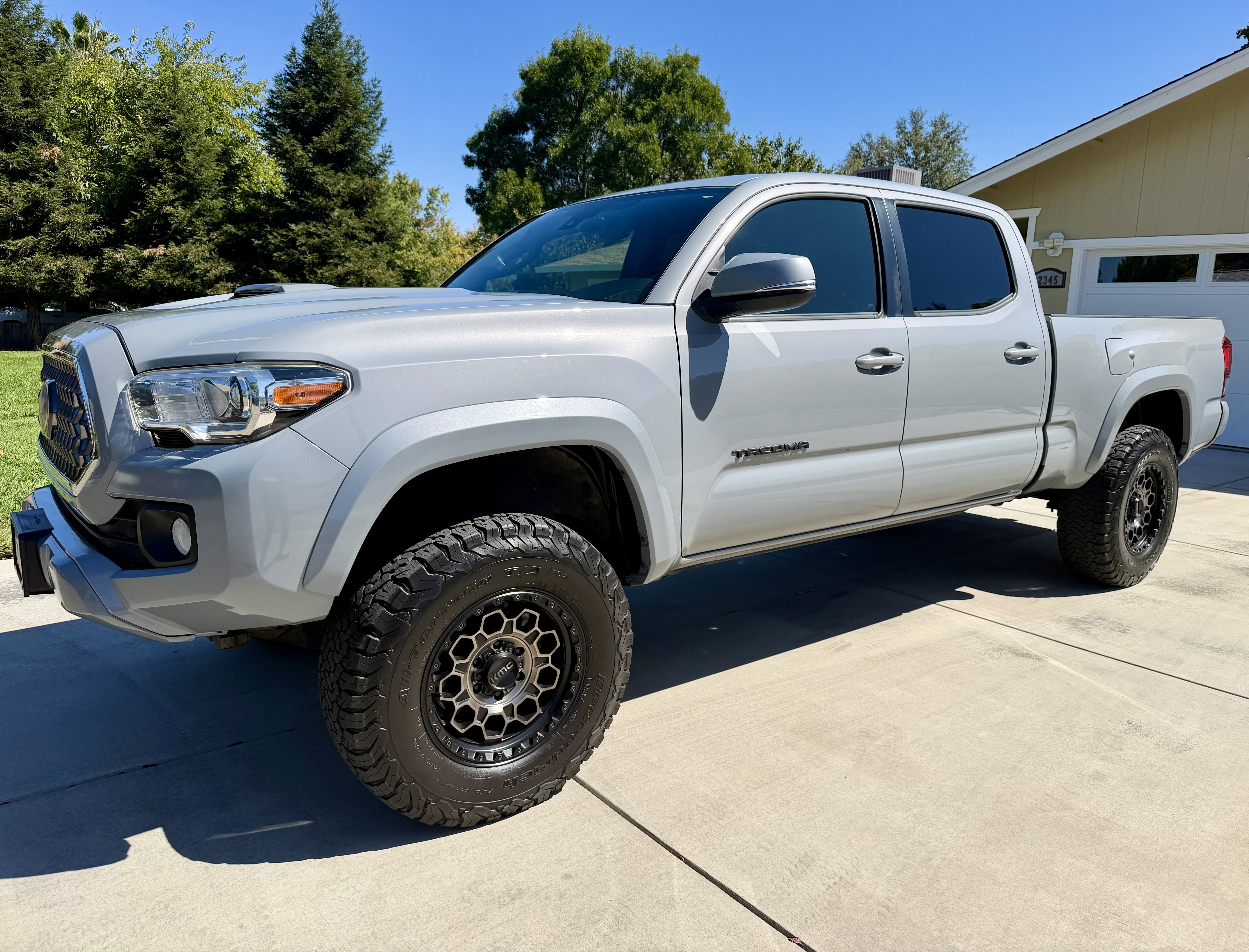 Used 2019 Toyota Tacoma TRD Sport AWD/4WD image 2