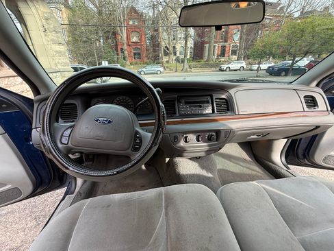 Used 2004 Ford Crown Victoria image 12