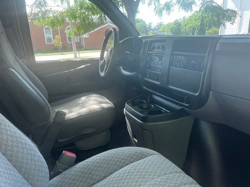 Used 2007 GMC Savana 3500 Extended Passenger w/ LT Preferred Equipment Group RWD image 6