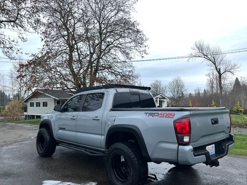 Used 2019 Toyota Tacoma TRD Off-Road w/ Technology Package image 9