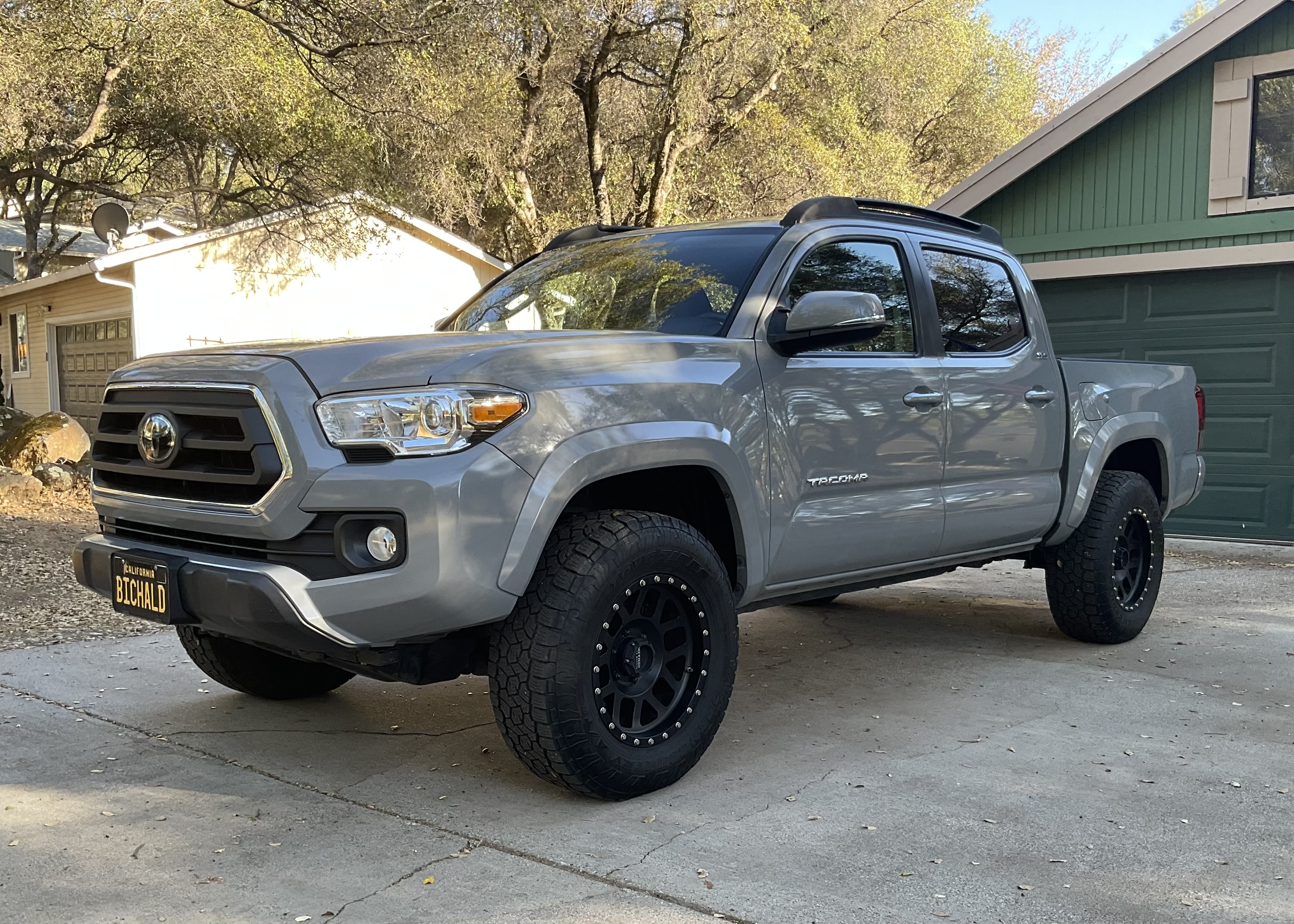 Used 2020 Toyota Tacoma SR5 w/ Technology Package AWD/4WD image 2