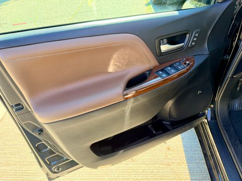 Used 2016 Toyota Sienna Limited Premium FWD image 17