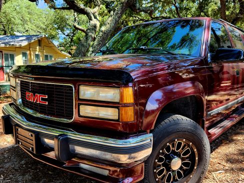 Used 1994 GMC Suburban 2500 image 1