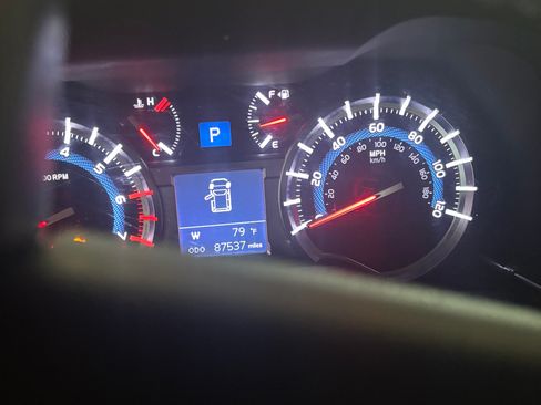Used 2018 Toyota 4Runner SR5 AWD/4WD image 6
