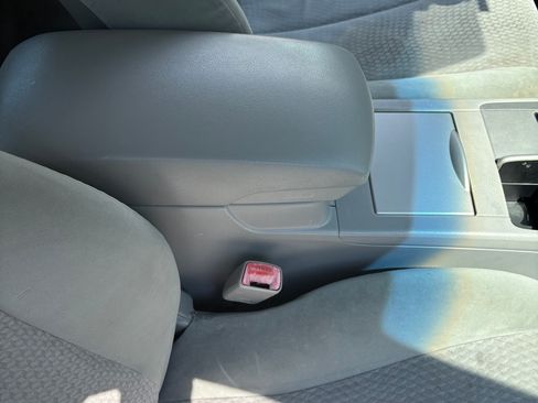 Used 2010 Toyota Camry LE FWD image 13