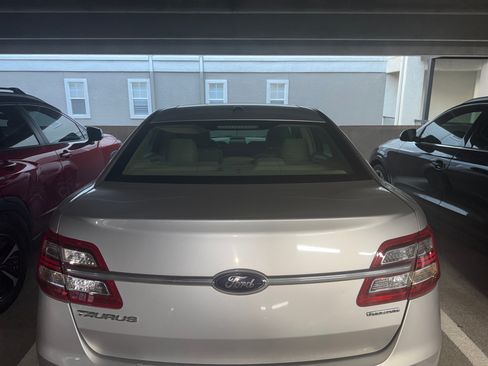 Used 2013 Ford Taurus SE FWD image 2