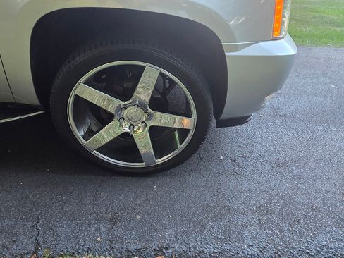 Used 2011 Cadillac Escalade Luxury image 12