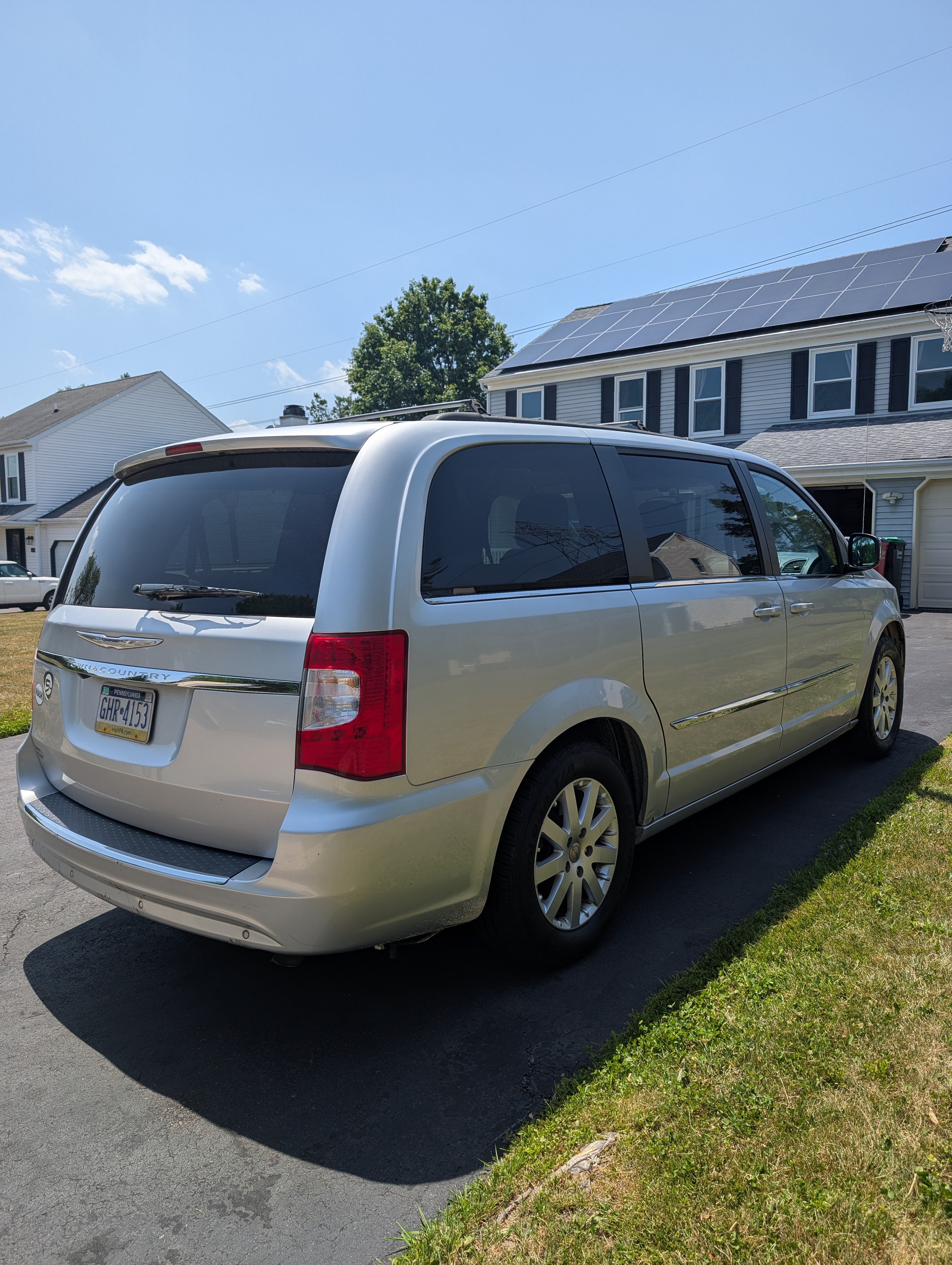 Used 2011 Chrysler Town & Country Touring-L w/ Entertainment Group #2 FWD image 9