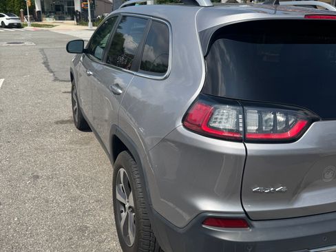 Used 2019 Jeep Cherokee Limited AWD/4WD image 9