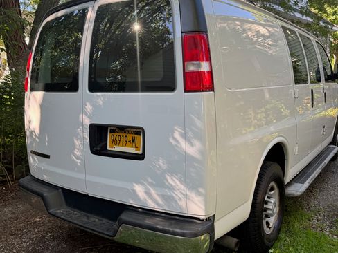 Used 2018 Chevrolet Express 2500 w/ Driver Convenience Package RWD image 4