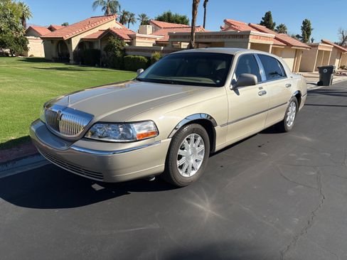Used 2010 Lincoln Town Car Signature Limited image 1