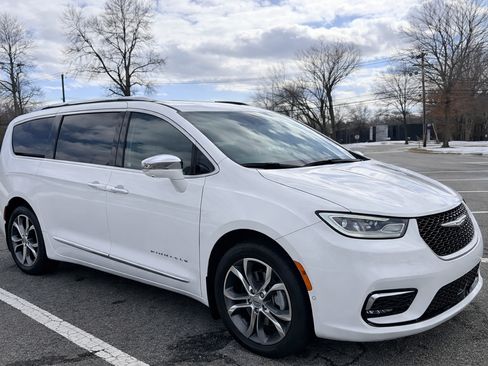 Used 2021 Chrysler Pacifica Pinnacle image 6