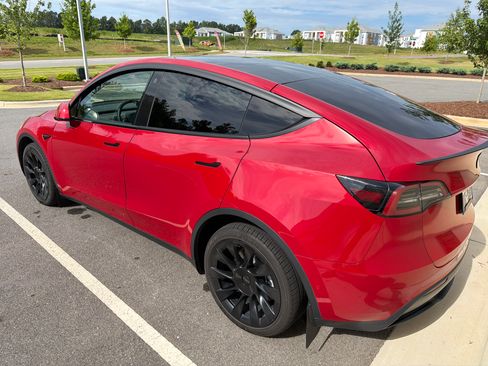 Used 2022 Tesla Model Y Long Range AWD/4WD image 1