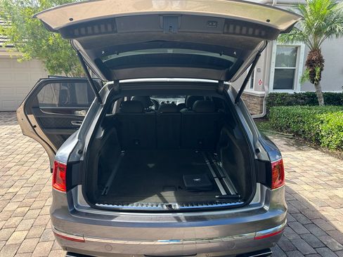 Used 2018 Bentley Bentayga image 13
